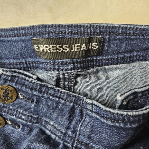 Express Jean Shorts 8 Women’s button front denim Jorts - Picture 5 of 9